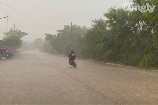 Ninh Bình xuất hiện mưa to kèm sấm chớp