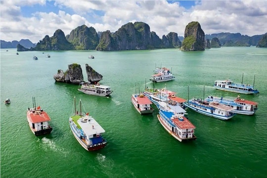 Quảng Ninh dừng tàu du lịch, lưu trú trên biển