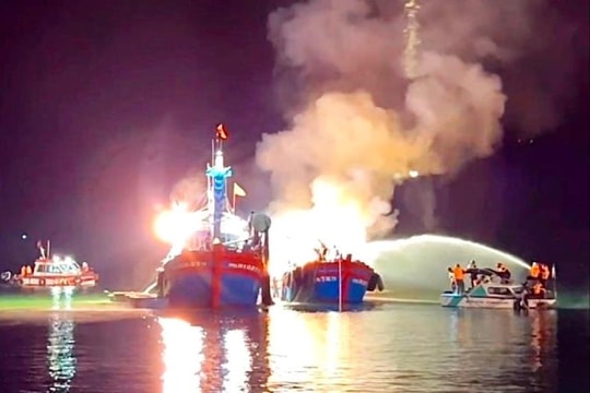 Tàu cá bốc cháy trong đêm gây thiệt hại nặng