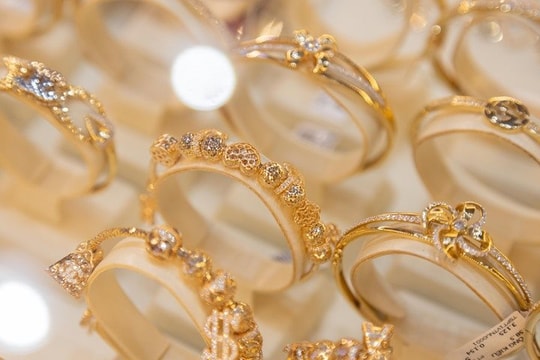 Giá vàng hôm nay 26/8: Tiếp tục tăng nóng, vượt đỉnh