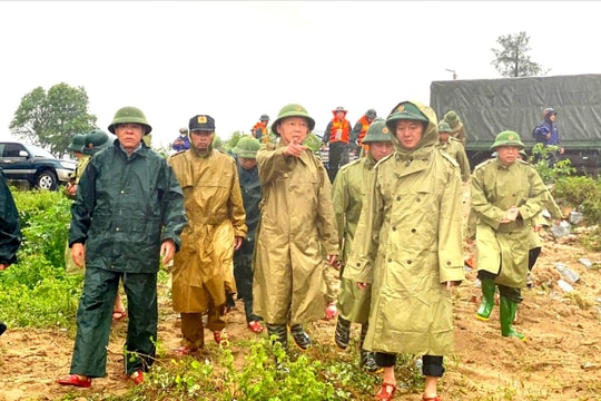 Phó Thủ tướng Trần Hồng Hà kiểm tra công tác hộ đê Hội Thống