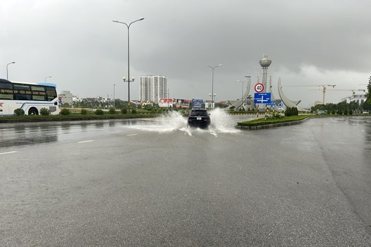 Nhiều khu dân cư ngập sâu, người dân vất vả ứng phó