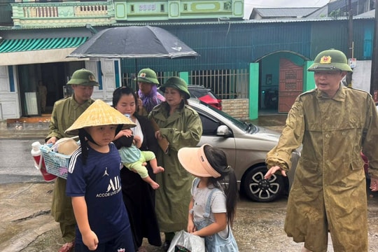Mưa trắng trời Thanh Hóa, di dời hàng nghìn hộ dân tránh bão