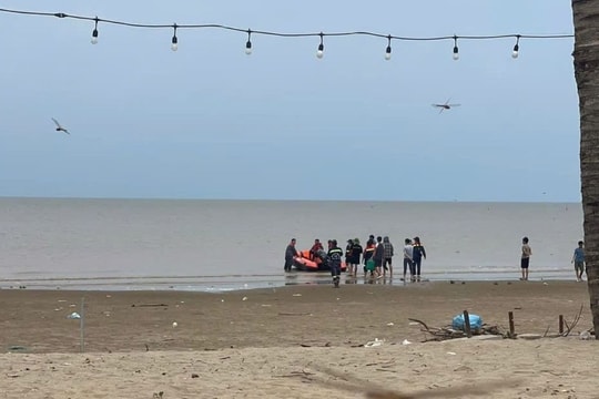 Xót xa hình ảnh người phụ nữ ngóng con trai mất tích khi bão số 5 đổ bộ