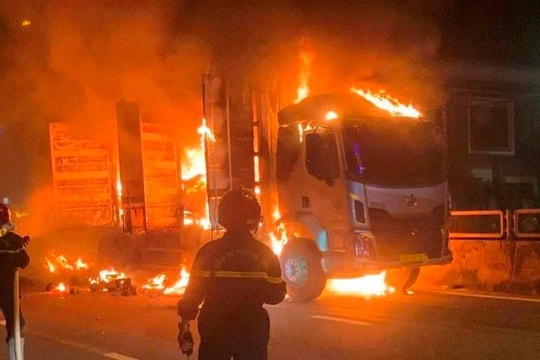 Xe tải chở hàng bốc cháy dữ dội trên đường quốc lộ