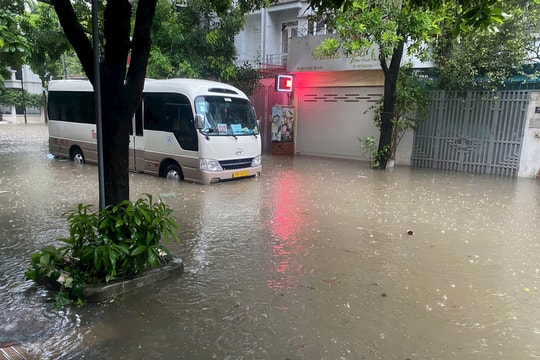 Hà Nội mưa lớn, nhiều tuyến phố ngập sâu