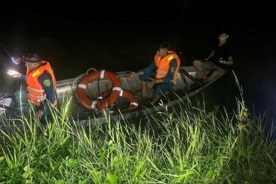 Xuyên đêm tìm kiếm bé gái 3 tuổi nghi mất tích ở sông Yên