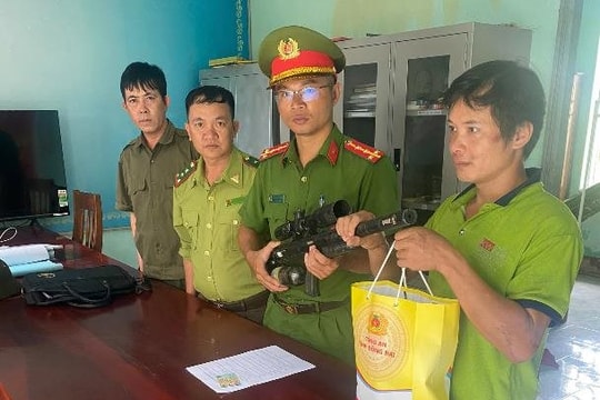 Người dân giao súng, công an tặng quà biểu dương