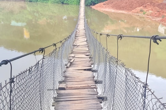 Nỗi lo từ những cây cầu treo dân sinh xuống cấp mùa mưa bão