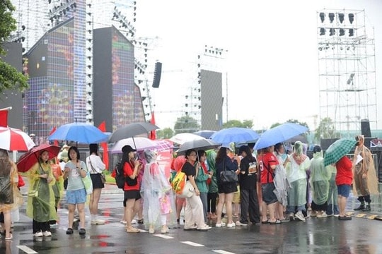 Khán giả hào hứng xếp hàng chờ xem concert "Việt Nam trong tôi"