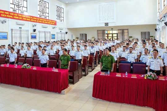 Tuyên truyền phòng, chống ma túy cho Vùng 4 Hải quân