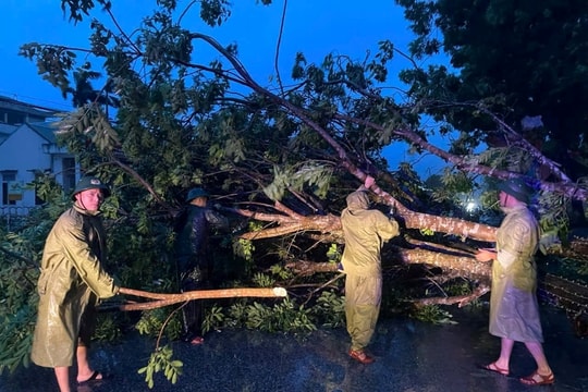 Thủ tướng chỉ đạo tập trung ứng phó bão, bảo đảm an toàn tính mạng nhân dân