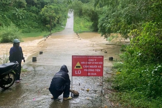 Xuyên đêm cứu tuyến đê biển bị sạt lở