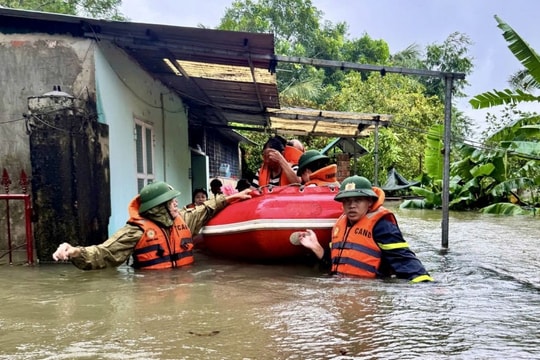 Lũ ập xuống bất ngờ, 6 hộ dân bị cô lập