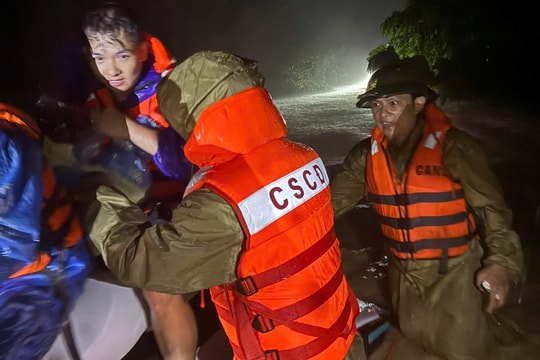 Cứu 3 người khỏi khu vực nước lũ cô lập trong đêm