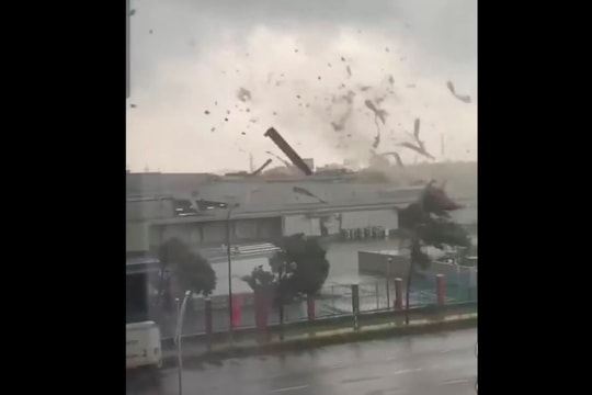 Lốc xoáy cuốn bay mái tôn lên không trung do hoàn lưu bão số 5