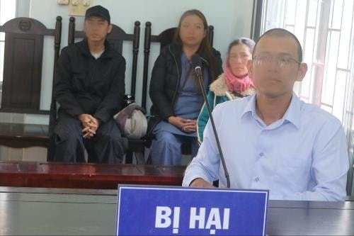 Cả hai bị cáo và bị hại đều lĩnh án tù