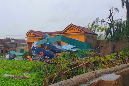 Hàng ngàn ngôi nhà dân ở xã Lộc Hà bị tốc mái