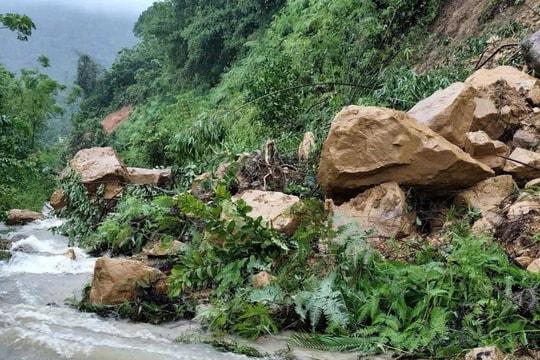 Nước lũ đang đổ về các sông, suối, nhiều tuyến đường bị chia cắt