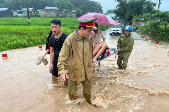 Đưa sản phụ chuyển dạ vượt lũ tới bệnh viện