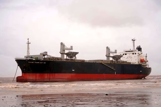 Tàu vận tải hàng chục nghìn tấn trôi dạt vào bờ biển Thanh Hóa