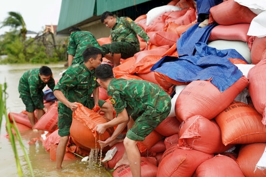 Hơn trăm tấn thóc của một cơ sở ngập ướt do bão