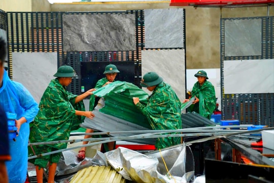 Lực lượng vũ trang dốc sức giúp người dân khắc phục hậu quả mưa bão