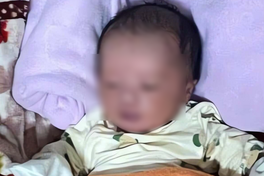 Tìm thân nhân bé trai sơ sinh bị bỏ rơi trước cổng nhà dân