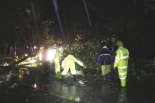 Giải cứu người đàn ông mắc kẹt trong căn nhà sập do bão số 5