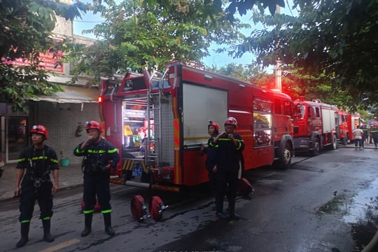Khống chế nhanh vụ cháy lớn tại xưởng cơ khí trong kiệt hẹp