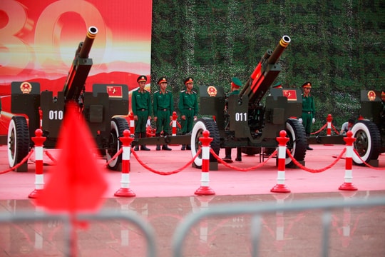 Biển người háo hức chiêm ngưỡng dàn pháo lễ tại Mỹ Đình