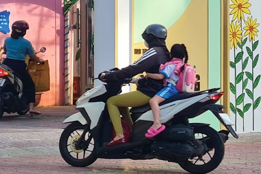 Mũ bảo hiểm cho trẻ nhỏ: Sự an toàn và bài học giáo dục từ gia đình