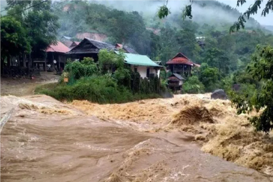 Áp thấp nhiệt đới mạnh lên, Bắc Bộ và Trung Bộ mưa lớn, cảnh báo lũ quét