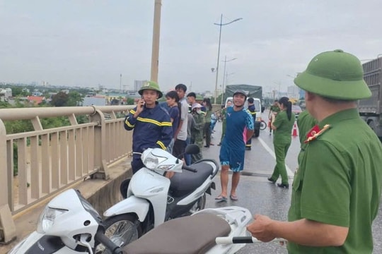 Người phụ nữ bỏ lại xe máy nhảy cầu tự vẫn