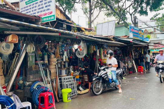 Độc đáo chợ sắt giữa lòng Tây Đô