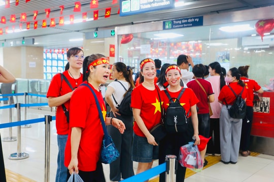 Sắc đỏ ngập tràn tại Metro Hà Nội