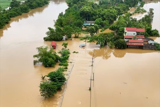 Bất chấp mưa lũ, nước dâng cao, người dân vẫn ra sông, hồ đánh cá