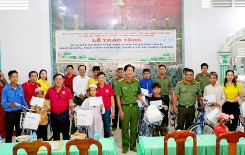 Tặng 100 chiếc xe đạp cho học sinh nghèo, hiếu học