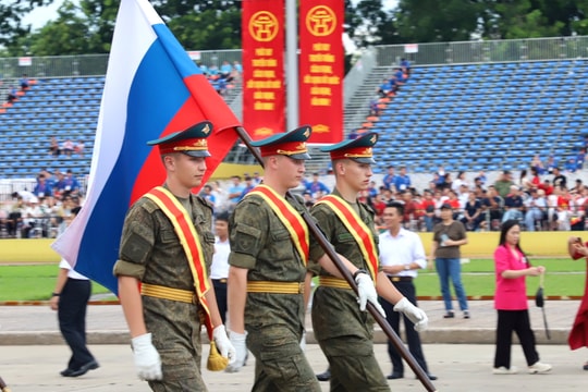 Quân nhân Lào, Campuchia và Nga chuẩn bị trước giờ sơ duyệt