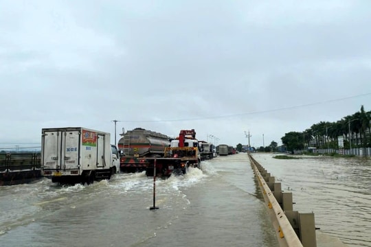 Quốc lộ 1A đoạn qua Thanh Hóa nhiều điểm ngập sâu trong nước