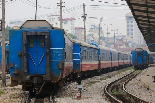 Tạm dừng tổ chức chạy tàu vào trung tâm Hà Nội một số khung giờ