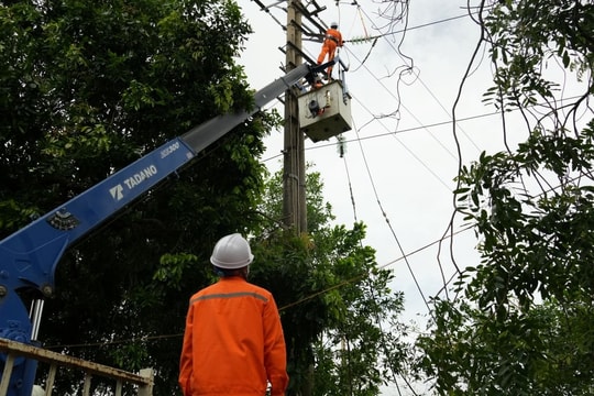 Chạy đua thời gian cấp điện trở lại cho người dân sau bão số 5