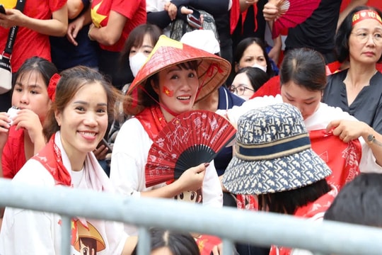 Người dân vẫy cờ, hát vang các ca khúc về Bác Hồ trước giờ diễu binh