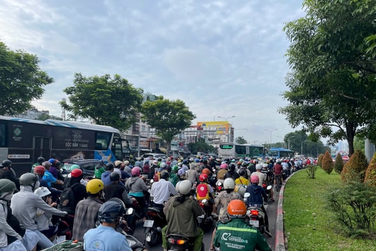 Nâng tĩnh không cầu Bình Triệu 1, cửa ngõ phía Đông TP.HCM ùn tắc nghiêm trọng