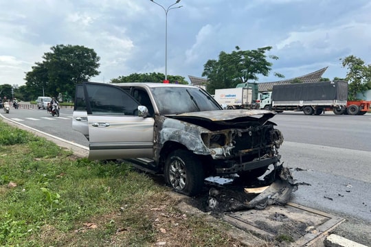Đang di chuyển trên đường, ô tô bốc cháy dữ dội