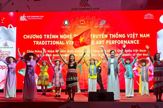 Biểu diễn phục vụ cộng đồng người Việt Nam tại Singapore