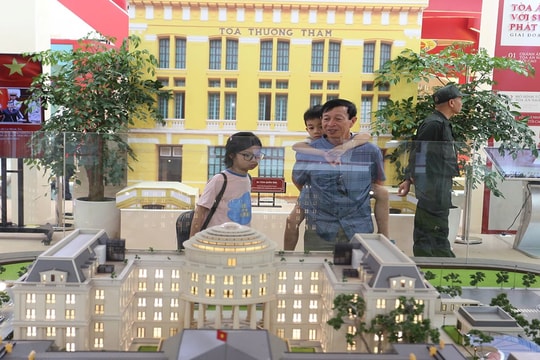 Người dân hào hứng trải nghiệm tại khu trưng bày Triển lãm của ngành Tòa án