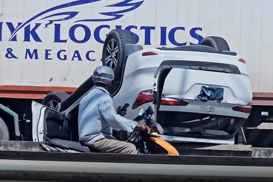 Ô tô tông dải phân cách rồi lật ngửa trên cầu