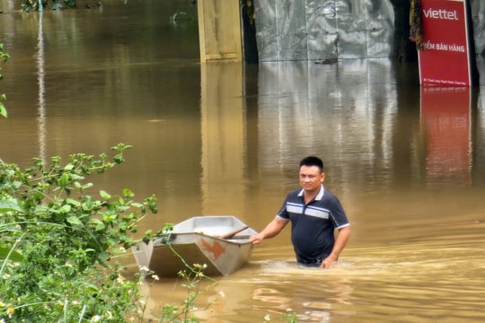 Người dân "rốn lũ" Kim Tân nín thở chờ nước rút