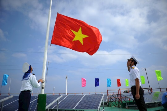 Màu Tổ quốc giữa trùng khơi